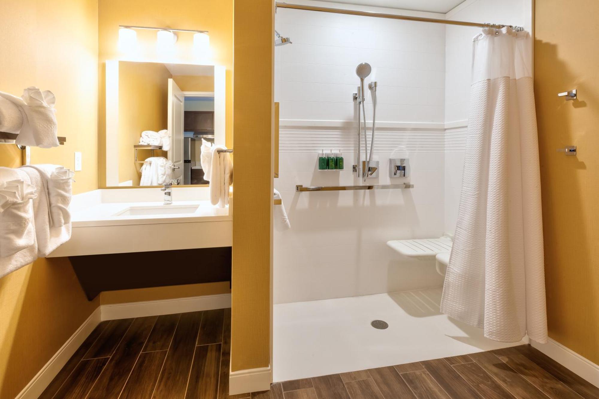 Towneplace Suites By Marriott Grand Rapids Airport Southeast Cascade Bagian luar foto