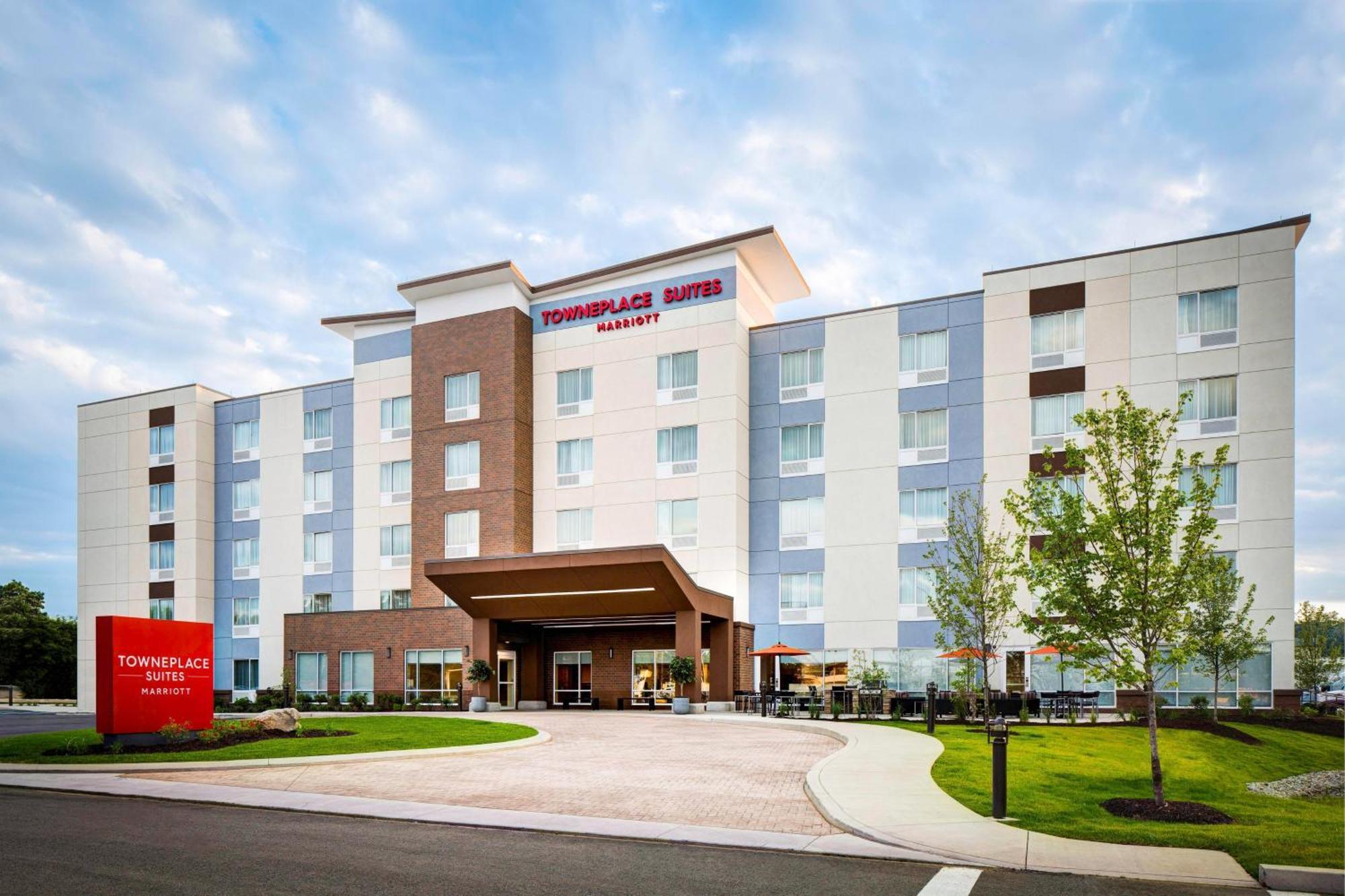 Towneplace Suites By Marriott Grand Rapids Airport Southeast Cascade Bagian luar foto