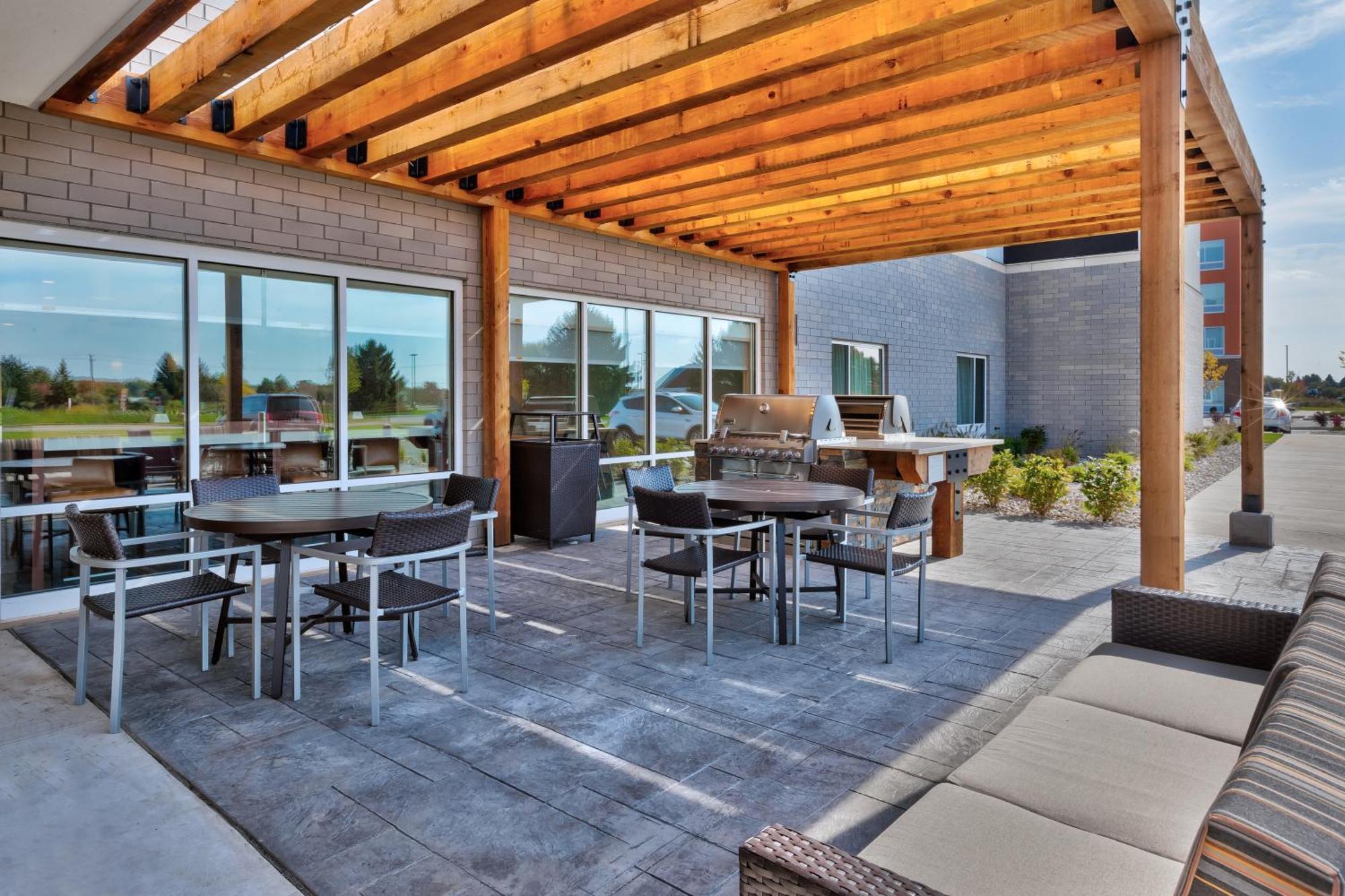 Towneplace Suites By Marriott Grand Rapids Airport Southeast Cascade Bagian luar foto