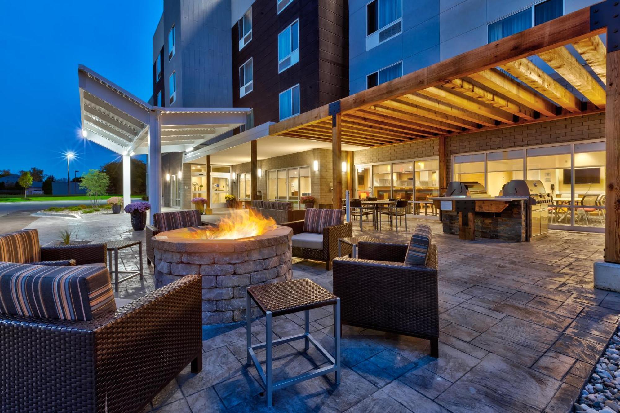Towneplace Suites By Marriott Grand Rapids Airport Southeast Cascade Bagian luar foto